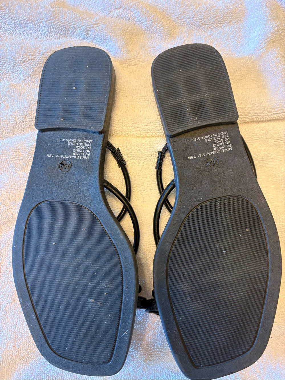 Steve Madden Black Strappy Toe-Ring Slide Sandals - Picture 3 of 4